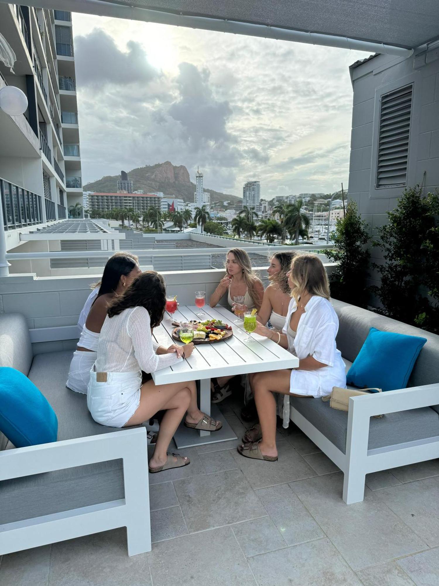 Belmoral Corporate Suites (Adults Only) 汤斯维尔 外观 照片